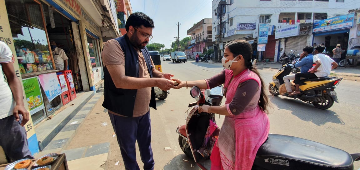 JournalistSai1's tweet photo. Sandeepp Bansal Sir distributed sweets to 1000 people on the occasion of Sankranthi Festival  Secunderabad cantonment, Hyderabad. @sandeeppbansal https://t.co/ID2JwLrZgy