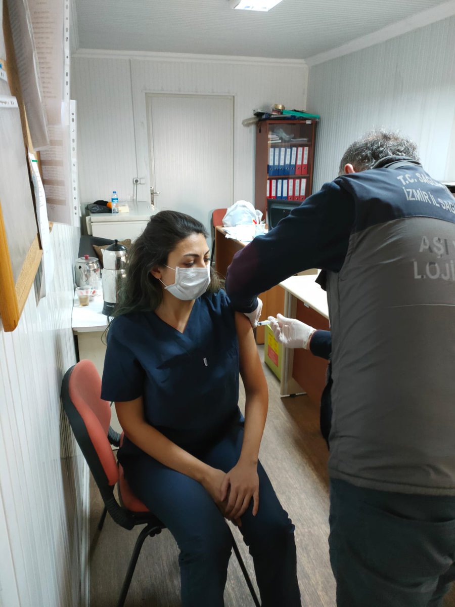 Pandeminin başından itibaren laboratuvarda Covid-19 virüsü ile içli dışlı olan bir ekip olarak biz de bugün aşı sıramızı savdık! 
#covid19 #sinovac #TÜSEB #TÜHKE