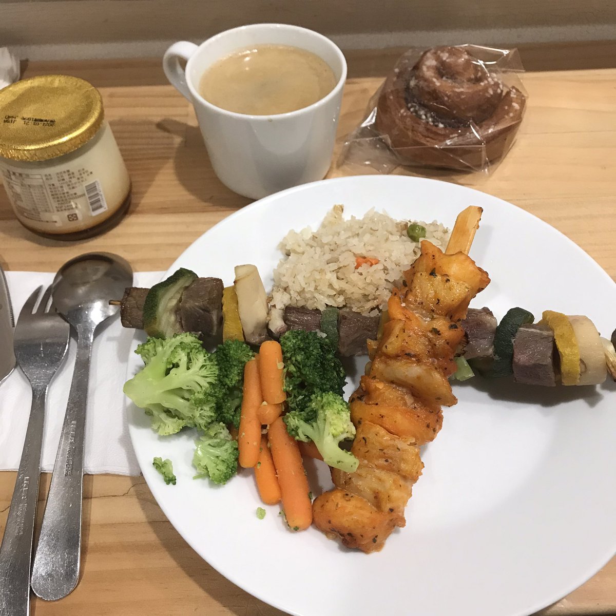 yamatoma_2006's tweet photo. 誤點到的牛肉⋯⋯還好我有順手拿一個肉桂捲,要不然現在可能會在火鍋店吃宵夜
#IKEA
#DinnerPost https://t.co/OXhJVWGric