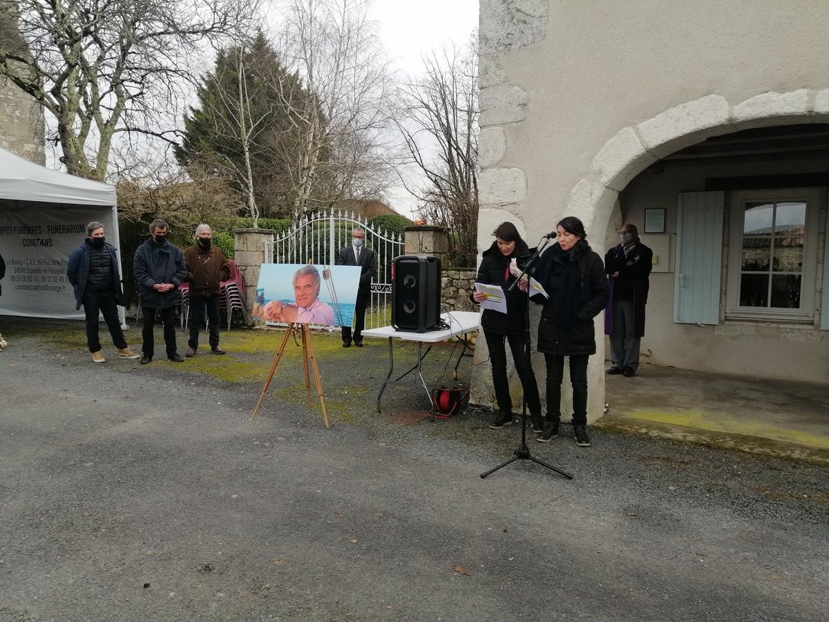 iciperigord's tweet photo. Les filles de Georges #Pernoud prennent la parole près du portrait de leur père : "A notre tour de te dire Bon vent !" disent elles très émues. https://t.co/LcAiwoDn5Y