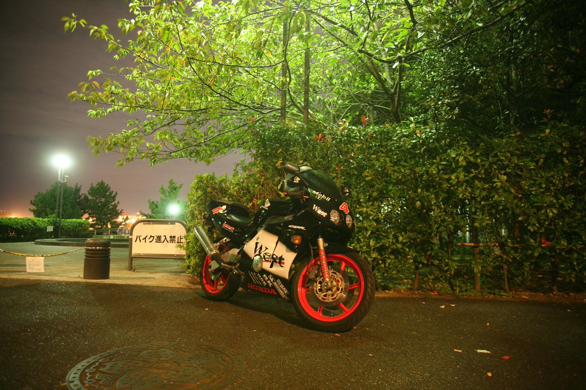 ikemomen_k's tweet photo. 人生初のバイクでお迎えしてプリウスに突っ込まれたり転んだり壊したりし弟に譲って47000kmでエンジンブローして…そして、エンジン載せ替え復活！
7年間、お世話になりました！2ダボ、本当にいいバイクでした🙇‍♂️
#cbr250rr #mc22 #mc14e #バイクが好きだ #バイクのある生活 https://t.co/sXh8Nuyvqw