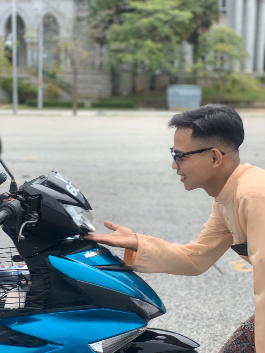 Alifyusoff01's tweet photo. Niat baru nk simpan rambut.. Tpi Rambut baru panjang mcm nie dah buat saya pening kepala. Ada juga aku potong rambut karang haihh 😤 https://t.co/VjEcTSqhpJ