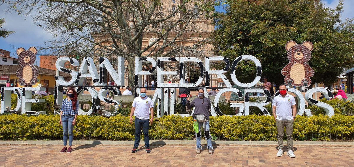 ¡Ya casi rodamos #UnaDeVaqueros! 🌵 Queremos presentarte a una parte del equipo que lo hace posible 👇
María Claudia Cano, productora 🎞 Vanessa Bustamante, directora de arte 🎞 Gustavo Zapata, alcalde de San Pedro de los Milagros 🎞 Juan Fernando Gutiérrez, director de cultura.