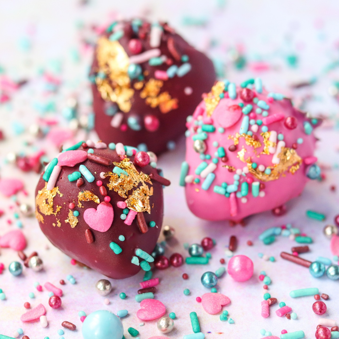 SprinklePopShop's tweet photo. Berry-Licious!
MIXED BERRY sprinkle mix is a beautiful blend of pretty pinks and bubbly blues. A pop of gleaming gold and heart confettis makes this sprinkle mix the perfect topper for your Valentine's Day berry-inspired treats! 🍓
#sprinklepop #sprinkles #sprinkletime #vday https://t.co/pBmjTcOnCt