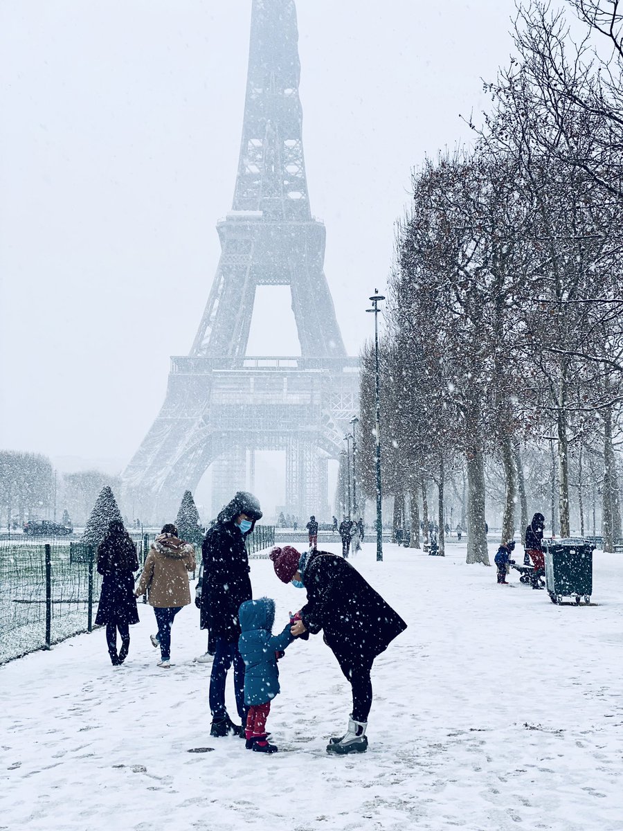 merveerdill's tweet photo. Scenes from a snowy Paris ❄️🌨 #neige https://t.co/g9UUWwHwC5