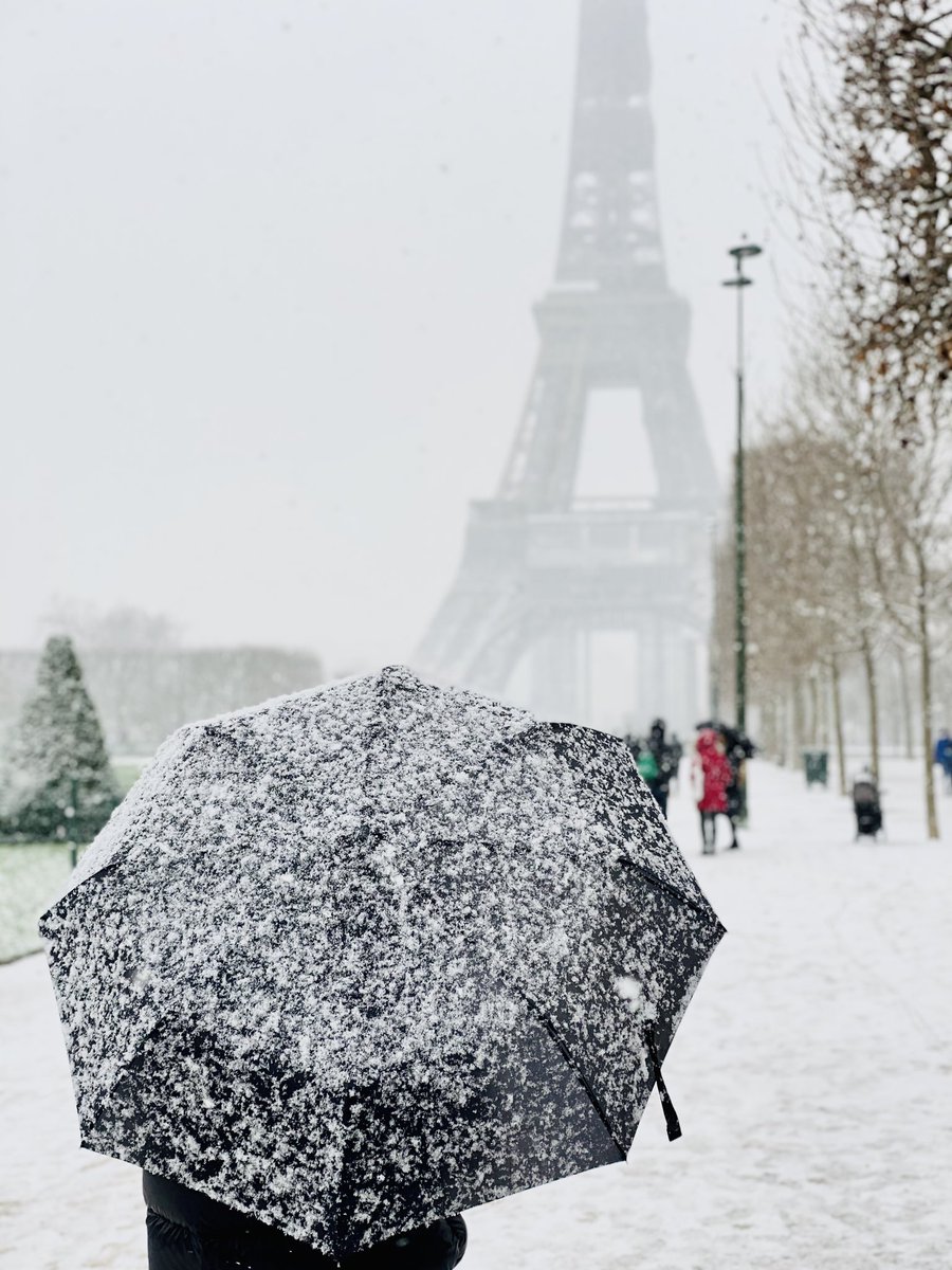 merveerdill's tweet photo. Scenes from a snowy Paris ❄️🌨 #neige https://t.co/g9UUWwHwC5