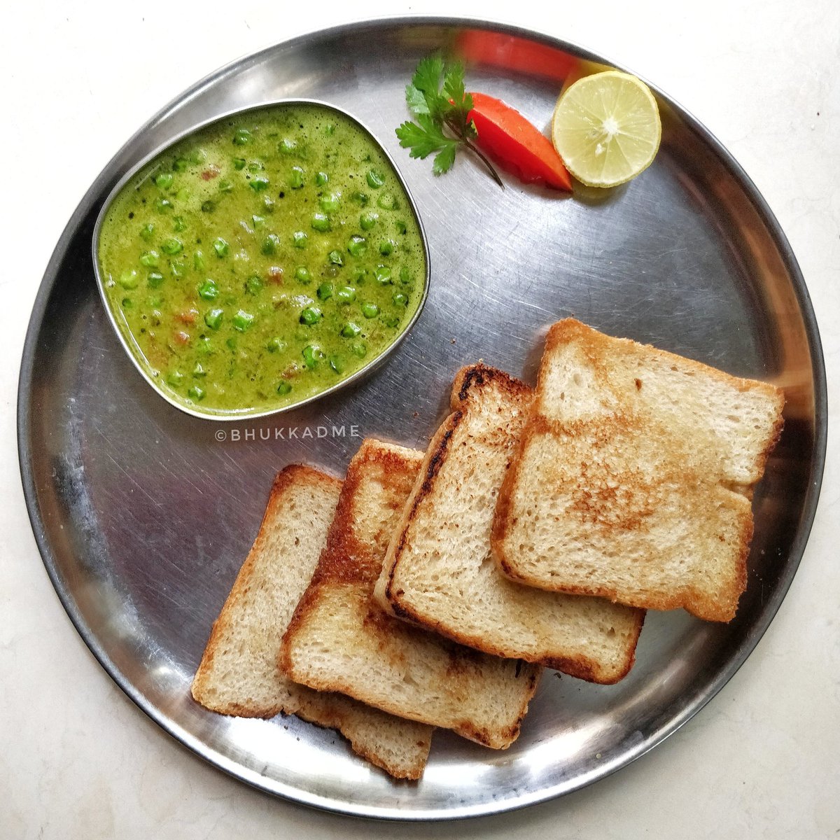 BhukkadMe's tweet photo. मटार उसळ | Green Peas Usal 😍
Really simple plating this time but that does not take away the awesomeness of the dish. 😉
.
Made by: Mom
.
PC: @bhukkadme
All rights reserved.
.
#bhukkadme #khadad #loveforfood #food #lockdownfood #matarusal #usalove #indianfood #winterfood https://t.co/fWDHlAJPyx