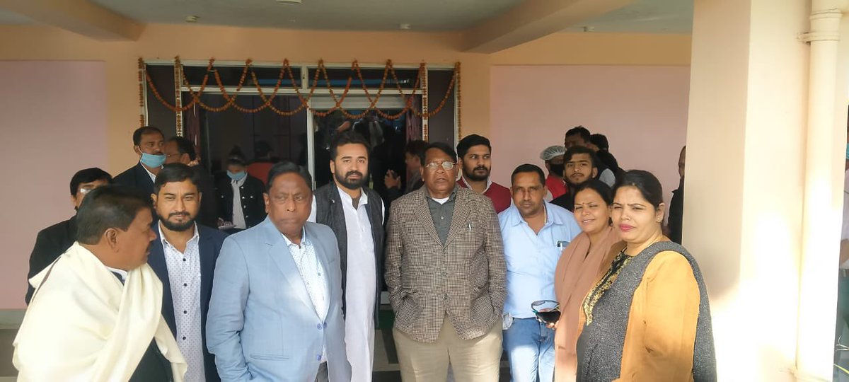 DipikaPS's tweet photo. पार्टी विधायक श्री @RajeshKinc ने आज अपने आवास पर विशेष भोज का आयोजन किया था। पार्टी के सभी वरिष्ठ मंत्रियों और विधायकों के साथ इस भोज में शामिल हुई। https://t.co/p6CGzfnIE0