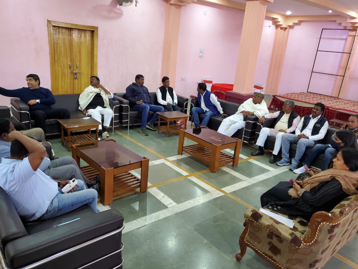 DipikaPS's tweet photo. पार्टी विधायक श्री @RajeshKinc ने आज अपने आवास पर विशेष भोज का आयोजन किया था। पार्टी के सभी वरिष्ठ मंत्रियों और विधायकों के साथ इस भोज में शामिल हुई। https://t.co/p6CGzfnIE0