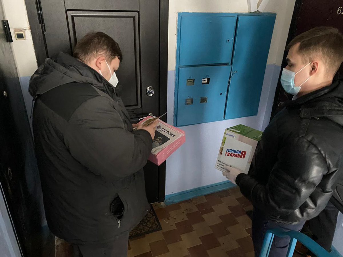 🎁Сегодня руководитель Истринских Молодогвардейцев Поликарпов Александр совместно с начальником ТО Дедовск Гераниным Е.В. поздравили жительницу г.Дедовск Щеглову Раису Михайловну с юбилеем. 

🎉Желаем крепкого здоровья и удачи!

#ИстраГО #МГЕРМО #МолодаяГвардия #МГЕРИстра