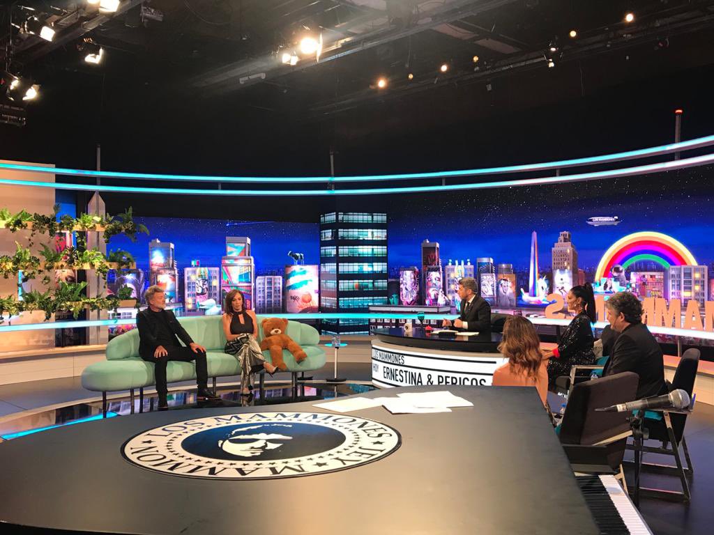 pericosreggae's tweet photo. ¡Muchas gracias @JEYMAMMON y @AmericaTV por invitarnos a ser parte de #LosMammones !
¡El 29 de enero los esperamos en Mar del Plata! 🏖
#RenaultDriveIn
🎫 https://t.co/ZK3NFIJDkk
@RenaultArg @popartmusicarg @AreaticketArg @JESICAKUSNIER https://t.co/DQY8CDawCY