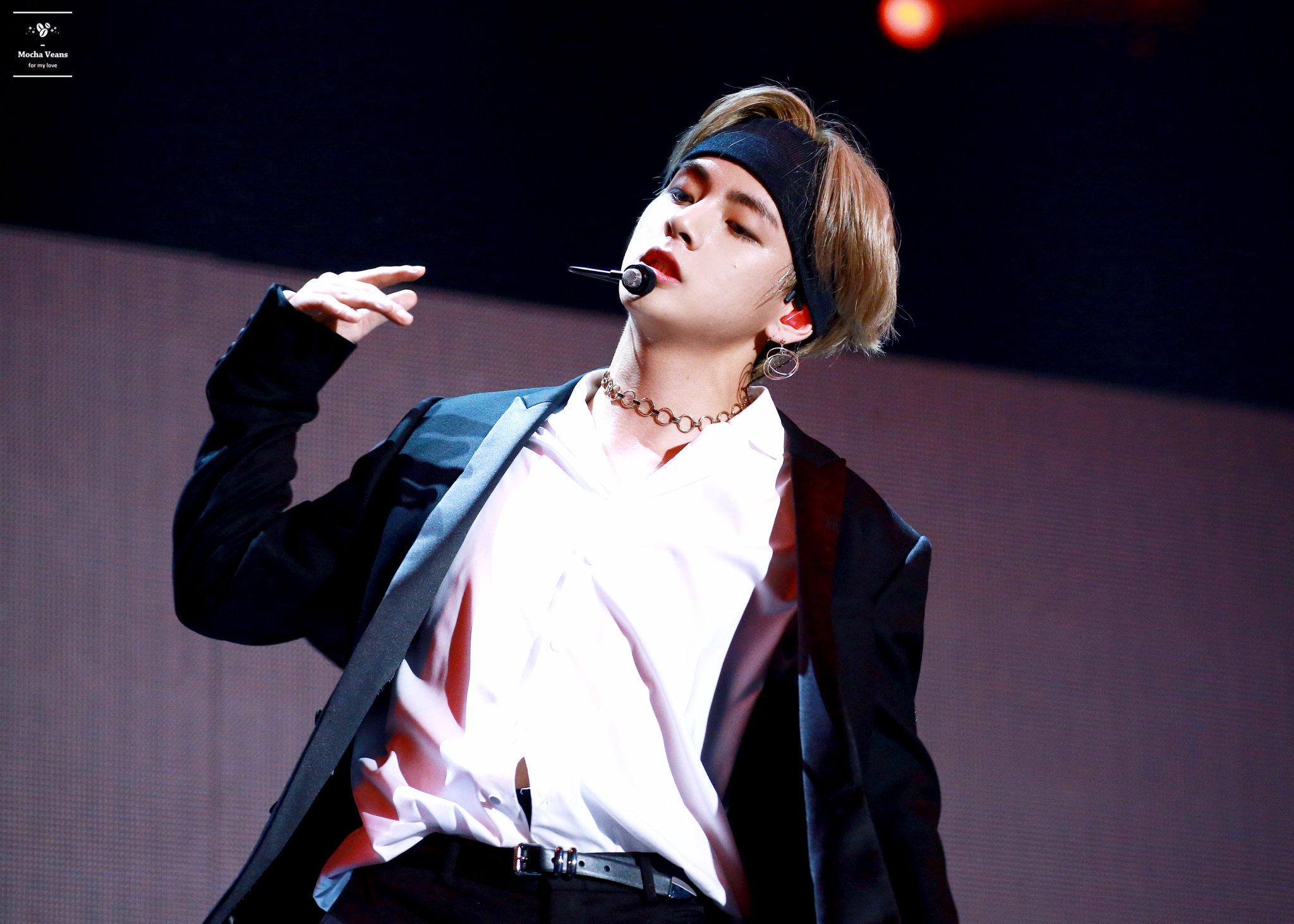 flaskehals skille sig ud hvis ♛ on Twitter: "Currently thinking of Mic drop Taehyung in bandana and suit  https://t.co/8hesjmei3n" / Twitter