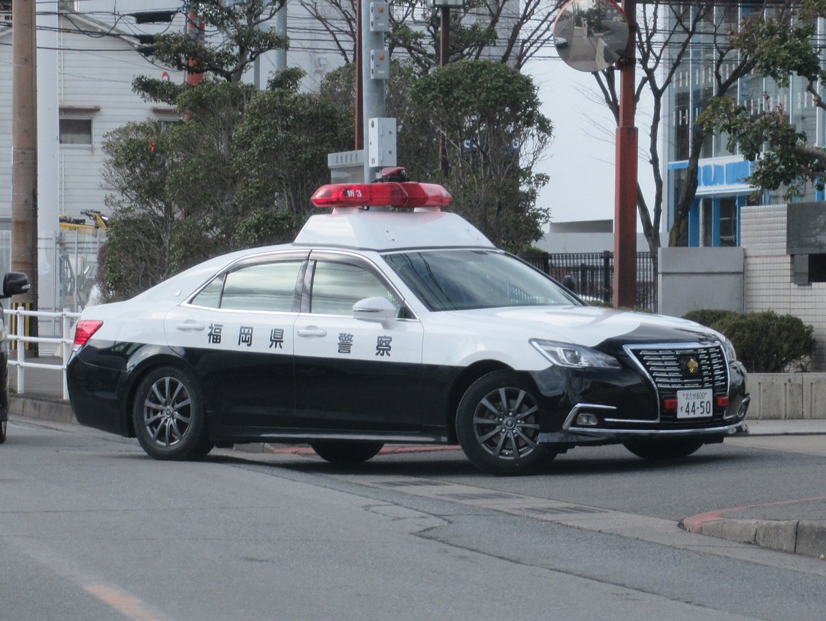 Kitakyu Pc 警らを終えて帰署する 折尾ps地域課 折尾3 210クラウン無線警ら車 スタッドレスタイヤ用社外ホイール仕様になって 足回りが締まって見えてカッコいい いつかの緊急走行中のタイヤをｷｭﾙｷｭﾙ鳴らしながら走っていったのもカッコよかった