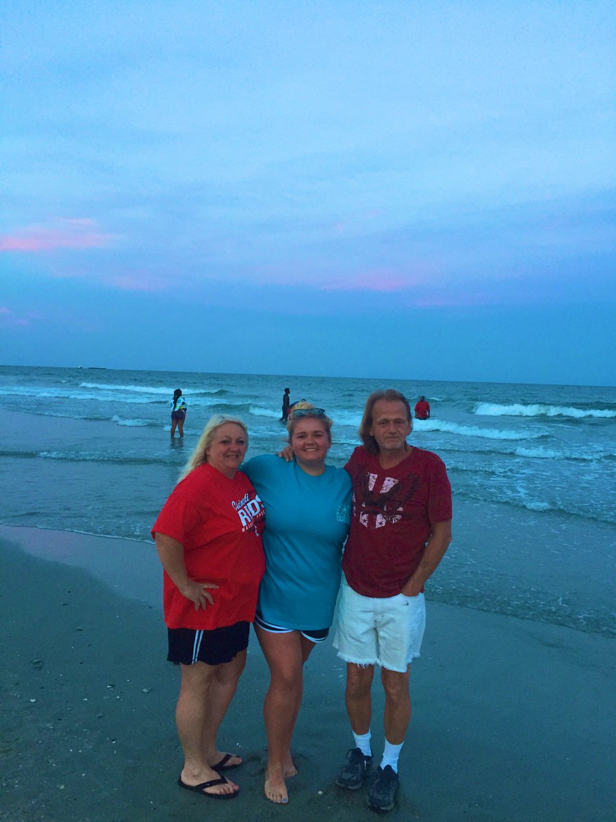 AshleyBishop01's tweet photo. asking for prayers for my parents because they’ve just been going through some of the worst times ever  the last few years and I hate feeling hopeless and helpless that I can’t help them more ❤️ https://t.co/iNn5doGEFm