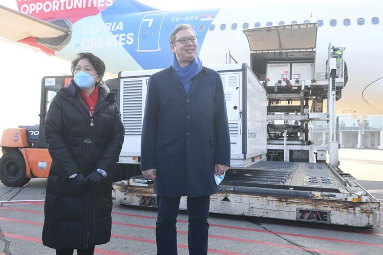 PLprensalatina's tweet photo. Un millón de dosis de la vacuna contra la #Covid19 #Sinopharm, de #China, llegó hoy en un vuelo especial, aguardado por el presidente de #Serbia, #AleksandarVucic, y la embajadora de ese país, #ChenBo.
https://t.co/8AHeTG5n9o https://t.co/FLCLz6TDdE