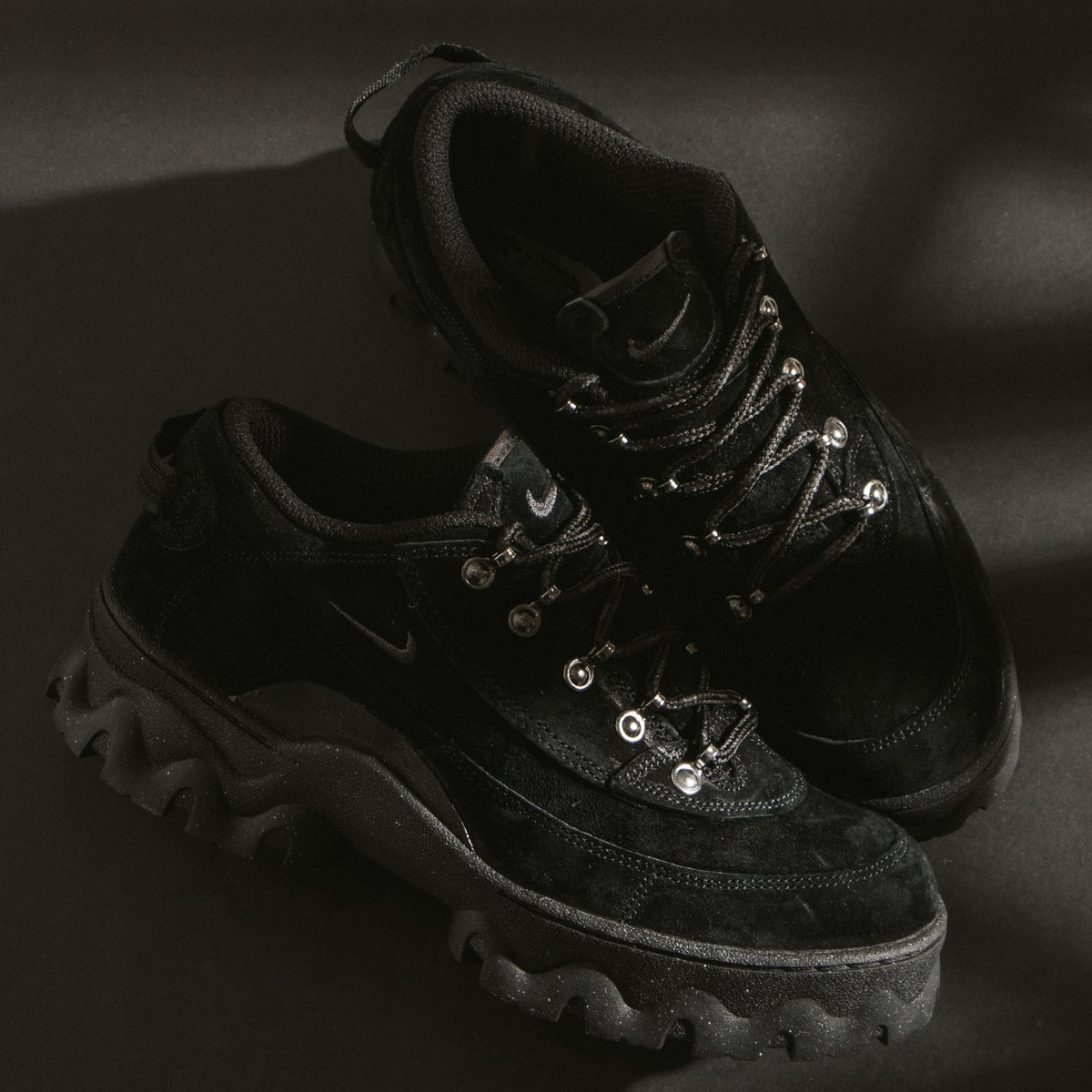 nike lahar low black on feet