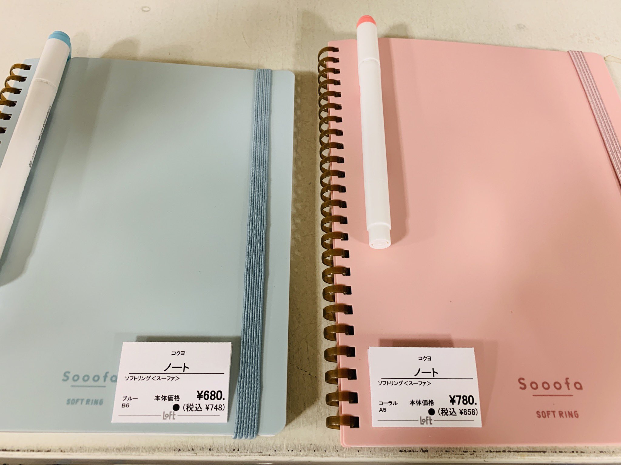 仙台ロフト ロフト先行販売 ソフトリングノートから On Offに使うくらしのノート Sooofa が登場 汚れにくく丈夫な表紙はペンを引っ掛けられる切り欠き付き で 便利なゴムバンド付き Sooofa B6税込748円 A5税込858円 3階文具売場 仙台ロフト ロフト先行販売 ソフトリングノートから On Offに使うくらしのノート Sooofa が登場 汚れにくく丈夫な表紙はペンを引っ掛けられる切り欠き付き で 便利なゴムバンド付き Sooofa B6税込748円 A5税込858円 3階文具売場
