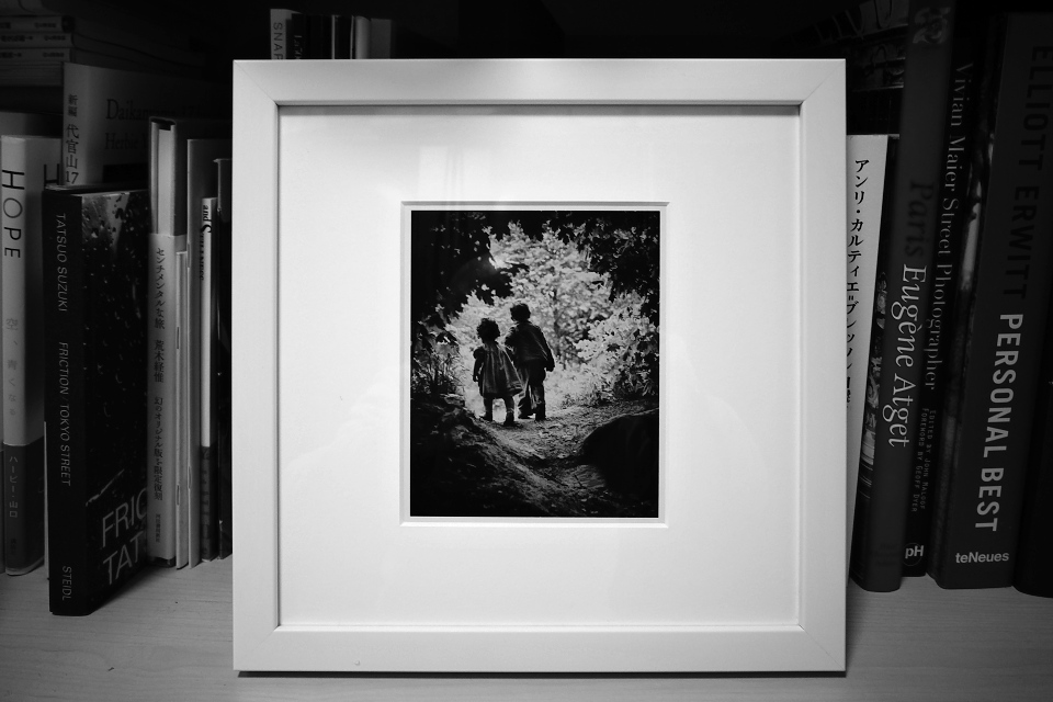 eyesm3's tweet photo. Magnum Photosからスクエアプリントが到着。
コロナのせいで注文してから到着まで約3ヶ月。
この写真が部屋にある幸せ。
#ユージンスミス #楽園へのあゆみ #EugeneSmith #magnum #squareprint https://t.co/K5euhrx3kx