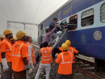 RailNf's tweet photo. To check the readiness Joint Mock Exercise with 2nd BN NDRF was conducted successfully at New Coochbehar station yard yesterday. Various emergency activities of different wings such as NDRF team, Medical team, Mech(C&amp;W) have been demonstrated. https://t.co/EZKhu6D9Dy