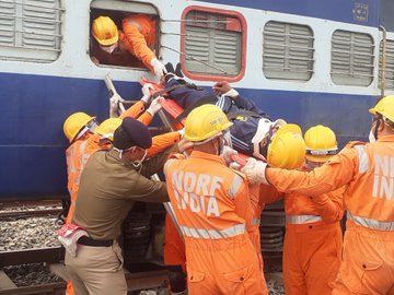 RailNf's tweet photo. To check the readiness Joint Mock Exercise with 2nd BN NDRF was conducted successfully at New Coochbehar station yard yesterday. Various emergency activities of different wings such as NDRF team, Medical team, Mech(C&amp;W) have been demonstrated. https://t.co/EZKhu6D9Dy