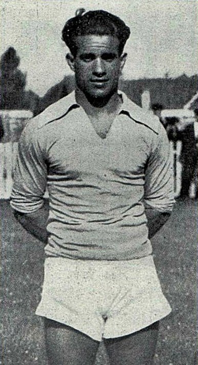 Hoy quiero contar la historia de un mítico jugador del Real Oviedo, CASUCO, quien formó parte de las dos primeras Delanteras Eléctricas del equipo carbayon en la década de los treinta, falleciendo trágicamente durante la guerra civil.Vamos con el hilo!