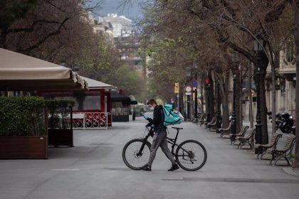 Abogacia_es's tweet photo. Un juzgado de Barcelona determina que 748 repartidores de Deliveroo son falsos autónomos👉 Se trata de la mayor denuncia hasta el momento contra el modelo laboral de los ‘riders’, interpuesta de oficio por Inspección de Trabajo https://t.co/1O9eKOHVdM https://t.co/aSlItWJM4l