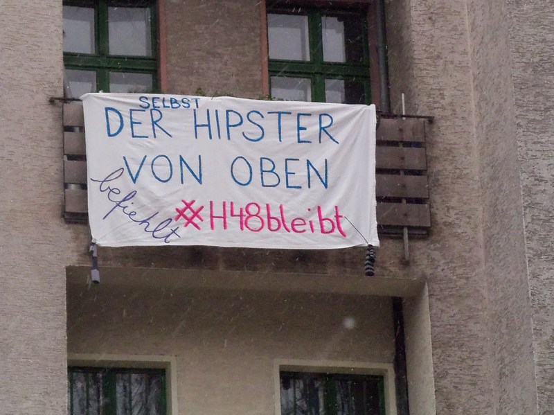 Selbst der Hipster von oben befiehlt:
#H48Bleibt in #Neukölln - kommt zur Kundgebung heute 15 Uhr Hermannstraße 48
#Mietenwahnsinn und die Stadt der Reichen bekämpfen