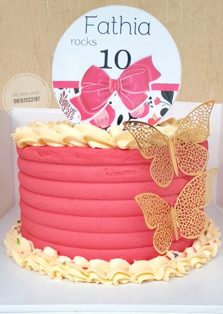 brightest_queen's tweet image. Good morning from this piece!

Yummy in and out😋
#2layers of vanilla cake 
Buttercream goodness
delivered safely from ogbomoso to Ibadan
We serve you right always at BQ Ventures💯 let be your cake plug

#cake #baker #bestcakesinogbomoso #ogbomoso