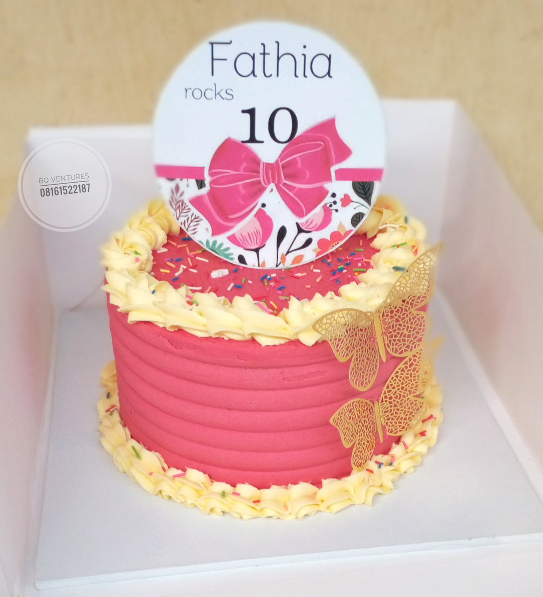 brightest_queen's tweet image. Good morning from this piece!

Yummy in and out😋
#2layers of vanilla cake 
Buttercream goodness
delivered safely from ogbomoso to Ibadan
We serve you right always at BQ Ventures💯 let be your cake plug

#cake #baker #bestcakesinogbomoso #ogbomoso