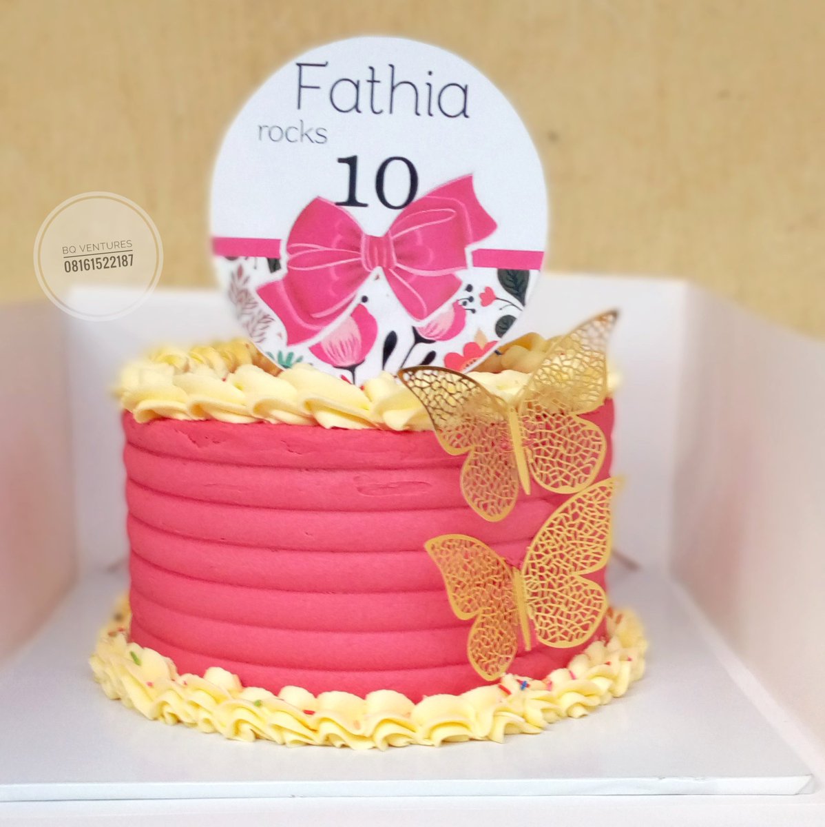 brightest_queen's tweet image. Good morning from this piece!

Yummy in and out😋
#2layers of vanilla cake 
Buttercream goodness
delivered safely from ogbomoso to Ibadan
We serve you right always at BQ Ventures💯 let be your cake plug

#cake #baker #bestcakesinogbomoso #ogbomoso