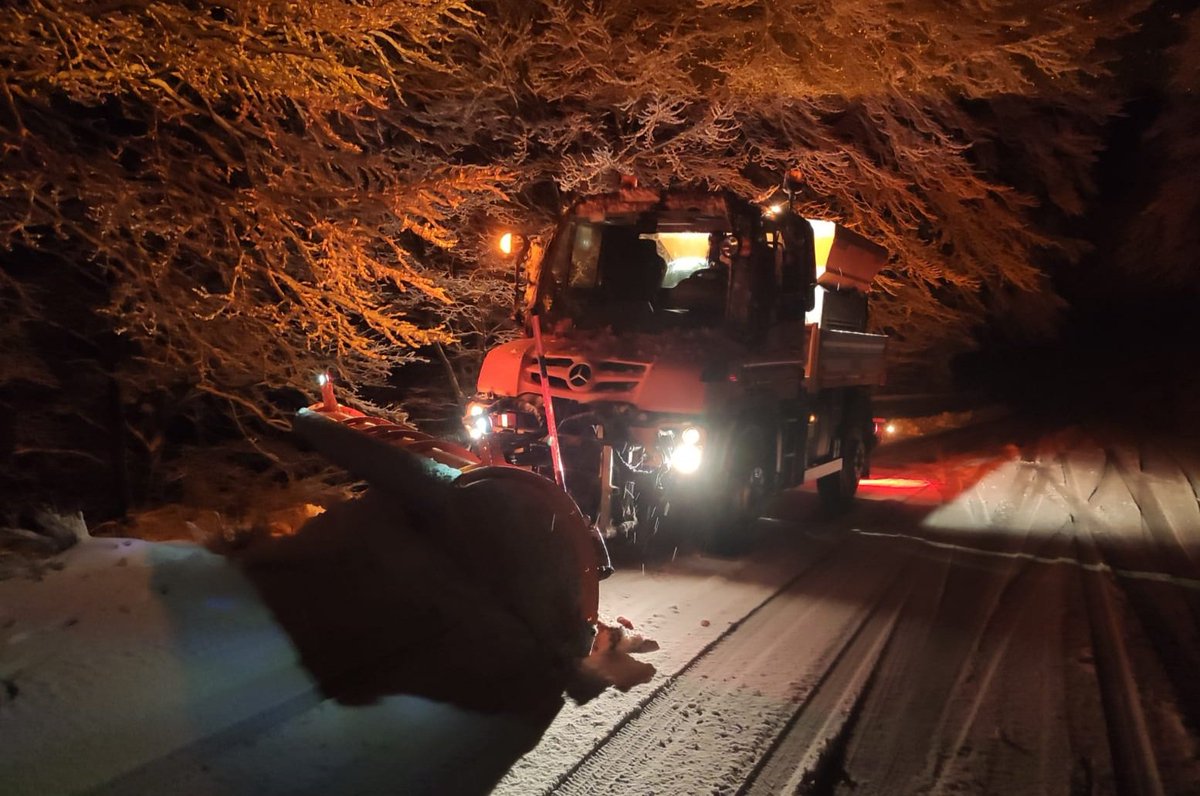 StradeAnas's tweet photo. ⚠️#Anasinazione per #emergenza #neve in #Calabria.

🚜❄Siamo intervenuti tutta la notte su #SS713 "Tasverale delle Serre" in provincia di Vibo Valentia.

🚛🌨Liberato anche un Tir che era rimasto bloccato dalla neve. https://t.co/7i4JsSb9zQ