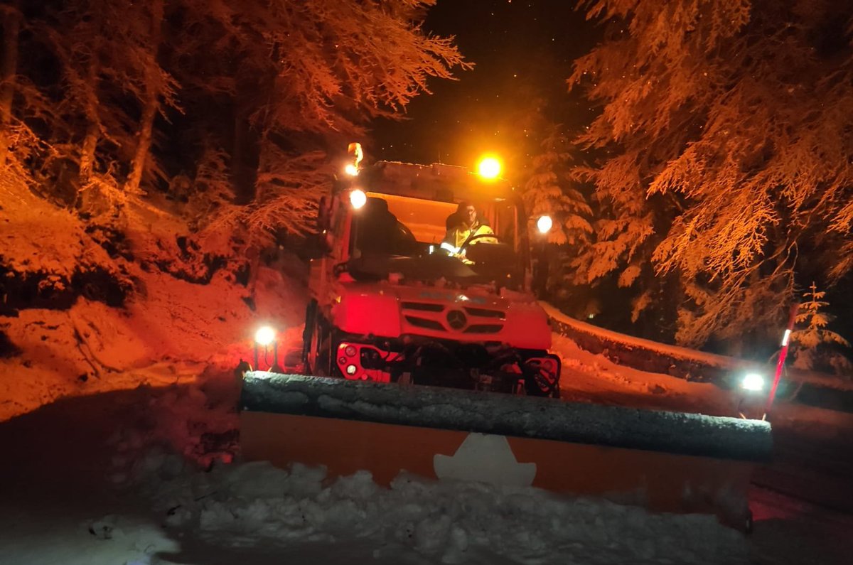 StradeAnas's tweet photo. ⚠️#Anasinazione per #emergenza #neve in #Calabria.

🚜❄Siamo intervenuti tutta la notte su #SS713 "Tasverale delle Serre" in provincia di Vibo Valentia.

🚛🌨Liberato anche un Tir che era rimasto bloccato dalla neve. https://t.co/7i4JsSb9zQ