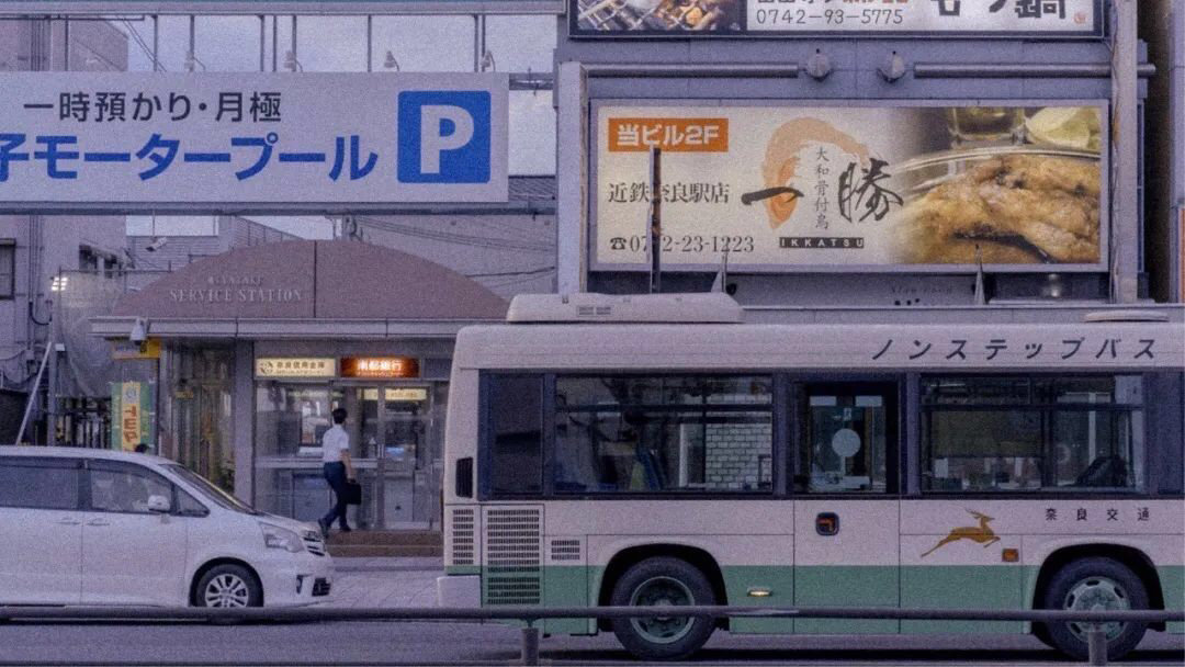 我更加喜欢我那几个不着调的老朋友
不常见面 有事有空就联系
没空就人间蒸发
这种感情不需要维系但足够铁