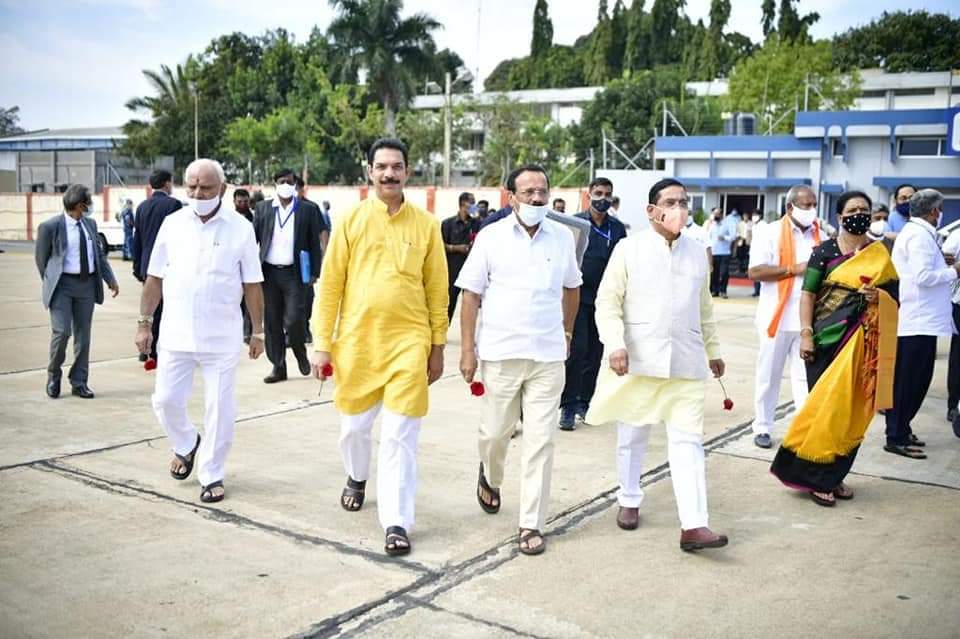 nalinkateel's tweet photo. ಕರ್ನಾಟಕಕ್ಕೆ ಆಗಮಿಸಿದ ಕೇಂದ್ರ ಗೃಹ ಸಚಿವರಾದ ಶ್ರೀ @AmitShah ಅವರನ್ನು ಬೆಂಗಳೂರಿನ ಎಚ್ಎಎಲ್ ವಿಮಾನ ನಿಲ್ದಾಣದಲ್ಲಿ ಆತ್ಮೀಯವಾಗಿ ಸ್ವಾಗತಿಸಲಾಯಿತು. ಸಂದರ್ಭದಲ್ಲಿ ಸನ್ಮಾನ್ಯ ಮುಖ್ಯಮಂತ್ರಿಗಳಾದ ಶ್ರೀ @BSYBJP, ಕೇಂದ್ರ ಸಚಿವರಾದ ಶ್ರೀ @DVSadanandGowda,
ಶ್ರೀ @JoshiPralhad ಮತ್ತಿತರ ಗಣ್ಯರು ಉಪಸ್ಥಿತರಿದ್ದರು https://t.co/FL9Q1Tp6BZ