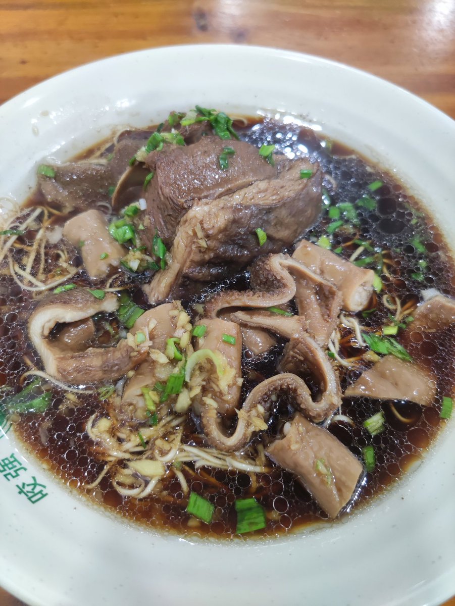 BallCube's tweet photo. 32块的一碗羊肉面免费加面+一罐雪碧。好大一块羊肉！ https://t.co/pYNIXVZuMO
