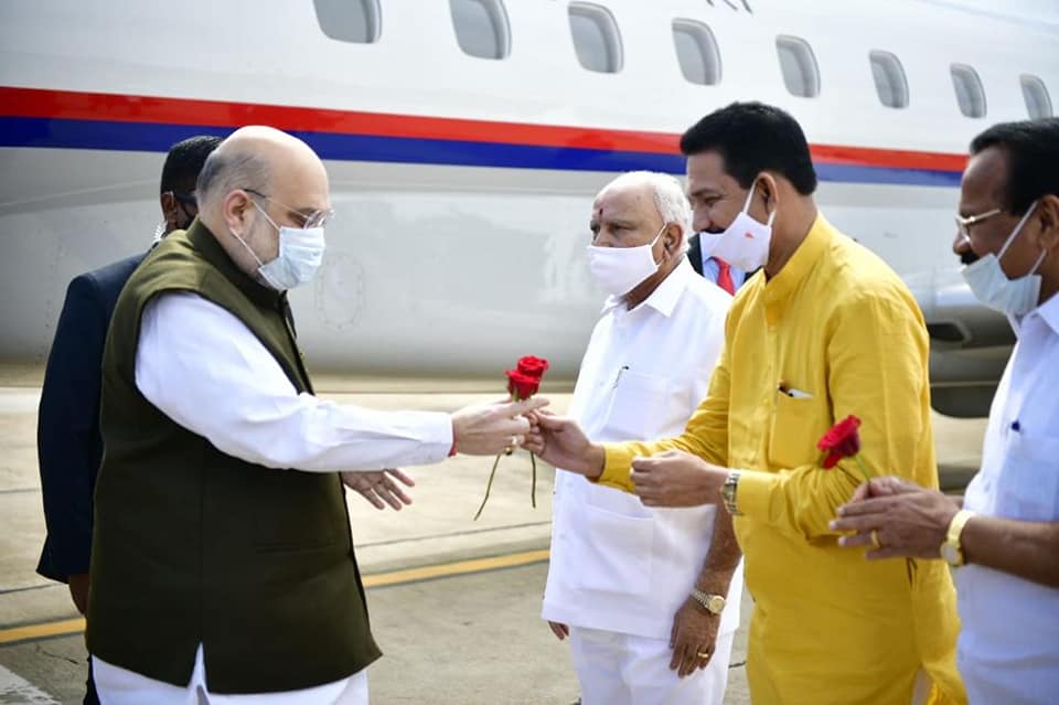 BJP4Karnataka's tweet photo. ಕರ್ನಾಟಕಕ್ಕೆ ಆಗಮಿಸಿದ ಕೇಂದ್ರ ಗೃಹ ಸಚಿವ ಶ್ರೀ @AmitShah ರನ್ನು ಎಚ್ಎಎಲ್ ವಿಮಾನ ನಿಲ್ದಾಣದಲ್ಲಿ ಸನ್ಮಾನ್ಯ ಮುಖ್ಯಮಂತ್ರಿ ಶ್ರೀ @BSYBJP ಅವರು ಸ್ವಾಗತಿಸಿದರು.
ಈ ಸಂದರ್ಭದಲ್ಲಿ ರಾಜ್ಯಾಧ್ಯಕ್ಷ ಶ್ರೀ @nalinkateel, ಕೇಂದ್ರ ಸಚಿವರಾದ ಶ್ರೀ @DVSadanandGowda, ಶ್ರೀ @JoshiPralhad (1/2)
#WelcomeAmitShahJi https://t.co/wIs6PlvTfK