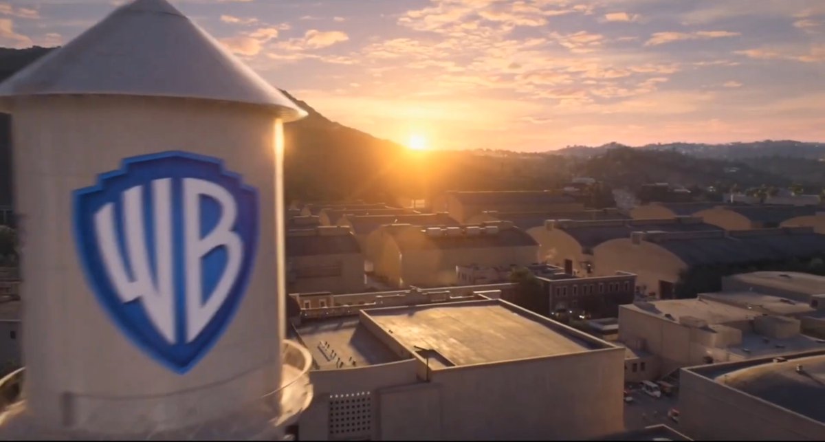 On part donc sur un aplatissement des profondeurs. Un logo full 2D où le bouclier est refait, plus allongé qui rappelle celui des cartoons.Pour la version animée on ne part plus du studio de tournage, mais de la tour à Hollywood. Moins d'imaginaire, plus de puissance de marque