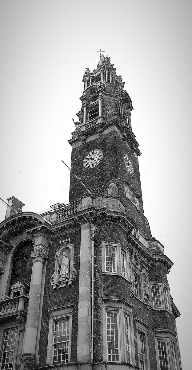jordannewell's tweet photo. Snow flurries swirling around #Colchester Town Hall. #uksnow @AngliaWeather @VisitColchester https://t.co/p5LyKOJcKA