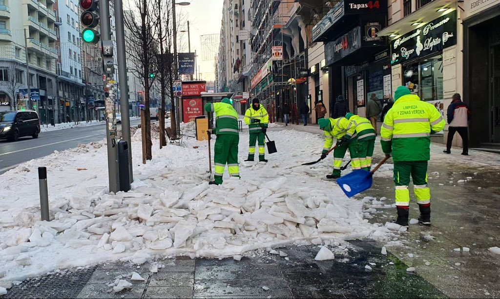 begonavillacis's tweet photo. Llevamos 118 colegios limpiados, 2.100 km de calles despejadas y 33.000 toneladas de sal repartidas, pero es verdad que quedan muchas zonas por limpiar y árboles por recoger.

Os pedimos disculpas por ello y seguimos trabajando para tratar de recuperar la normalidad cuanto antes. https://t.co/vx8Qe3C2KW