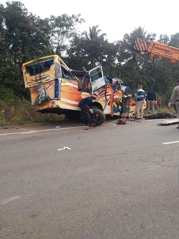 GalJammuDi's tweet photo. 17 doctors #JJMM college #Devangere died on the spot ,3 crtical from on the way to #Goa in an accident in outskirts of #Dharwad. https://t.co/8ZeOgmz3hL
