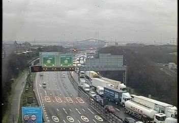 Kent_Online's tweet photo. TRAVEL: A carriageway of the #M25 is closed after a crash at Dartford https://t.co/DtBRni95GK https://t.co/2KDSTW3y9h