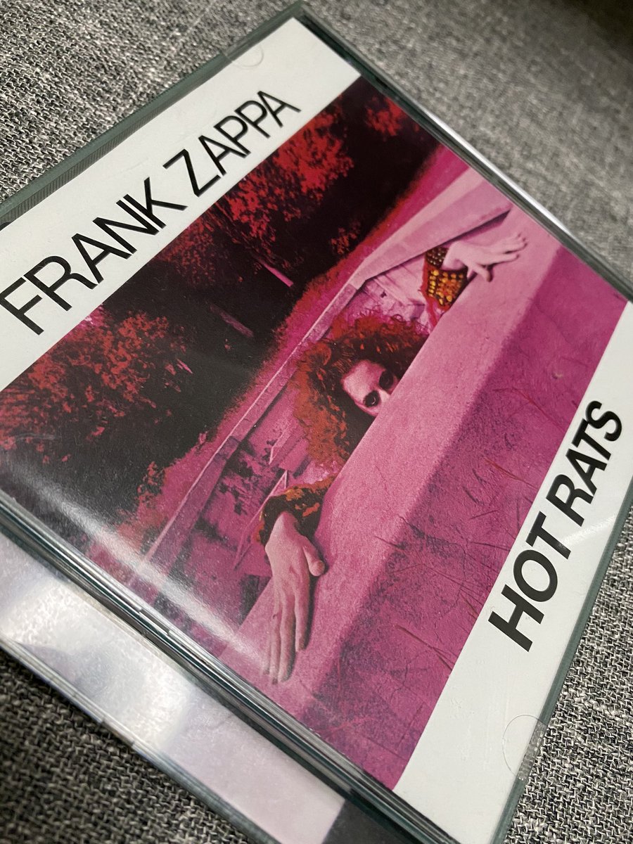 CurvatureOf's tweet photo. 本日のBGM。
FRANK ZAPPAの「HOT RATS」（1969年作品）。ザッパ作品の中でもかなり聴きやすい部類で、1曲目から良質なメロディとアンサンブルにグッと惹きこまれます。長い曲が多いですがダレることも無く、サラッと技巧的で思わずハッとする瞬間も多いです。

#NowPlaying 
#プログレ https://t.co/KK7ej3Ag4A