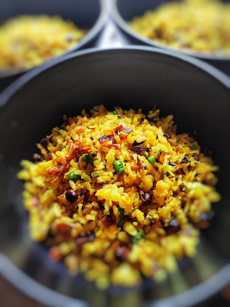 allVishal's tweet photo. Kanda poha, but the kanda is spring onion and birista (crisp fried onion).
#ThisIsLunch https://t.co/WqminvBhdG