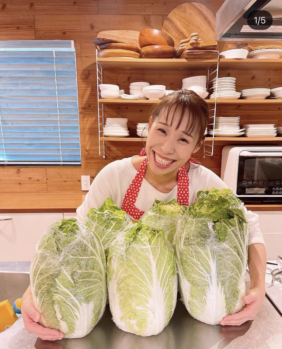大きな白菜が…みんな真っ赤なキムチにされてしまったw
