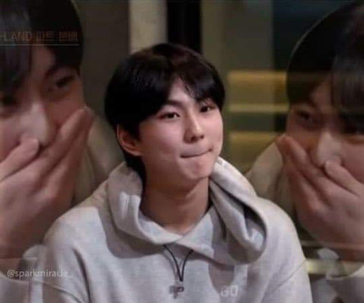 springflowerjay's tweet image. Not at the fanbases roasting each other 🤭

#ENspy @ENHYPEN_members 
#ENHYPEN @ENHYPEN