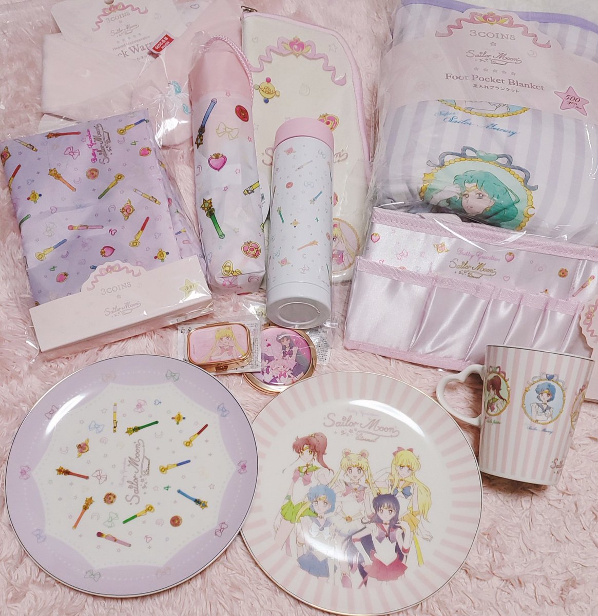 今日の戦利品~✨?
スリコは積極的に実用していく✨
チョコは手元に届いてるものだけ撮影~缶が可愛くて2個ずつ買ったけど食べるの大変だなww
ガチャはうっかり先輩が見つけてくれちゃってw買う予定なかったのにあるなら回さないとか無理だったww
このラインナップならタキ様もおくれよぉおお!?