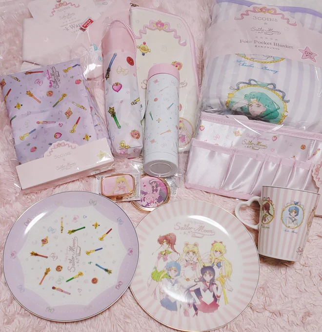 今日の戦利品～✨?
スリコは積極的に実用していく✨
チョコは手元に届いてるものだけ撮影～缶が可愛くて2個ずつ買ったけど食べるの大変だなww
ガチャはうっかり先輩が見つけてくれちゃってw買う予定なかったのにあるなら回さないとか無理だったww
このラインナップならタキ様もおくれよぉおお!? 
