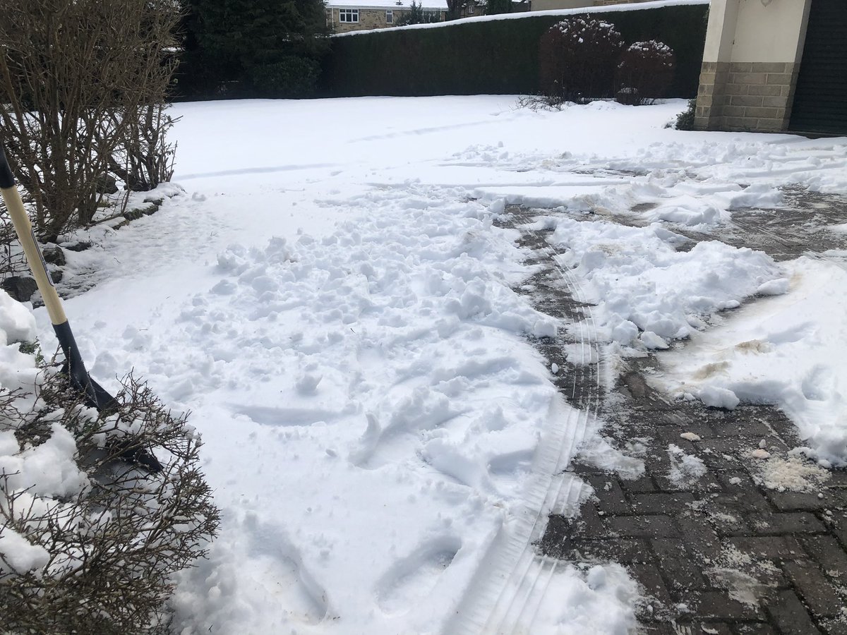 wendyburn's tweet image. We dug my husband’s car out and he is on his way to the @LeedsHospitals vaccination hub. #DocsForVax #snow 💉❄️❄️❄️
