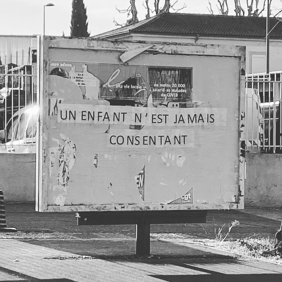 CollagesAix's tweet photo. Célébrité ≠ Impunité 😡

#collagesfeministesaix #collagesfeministes #collages #aixmaville #aixenprovence https://t.co/fFLjQ8n39A