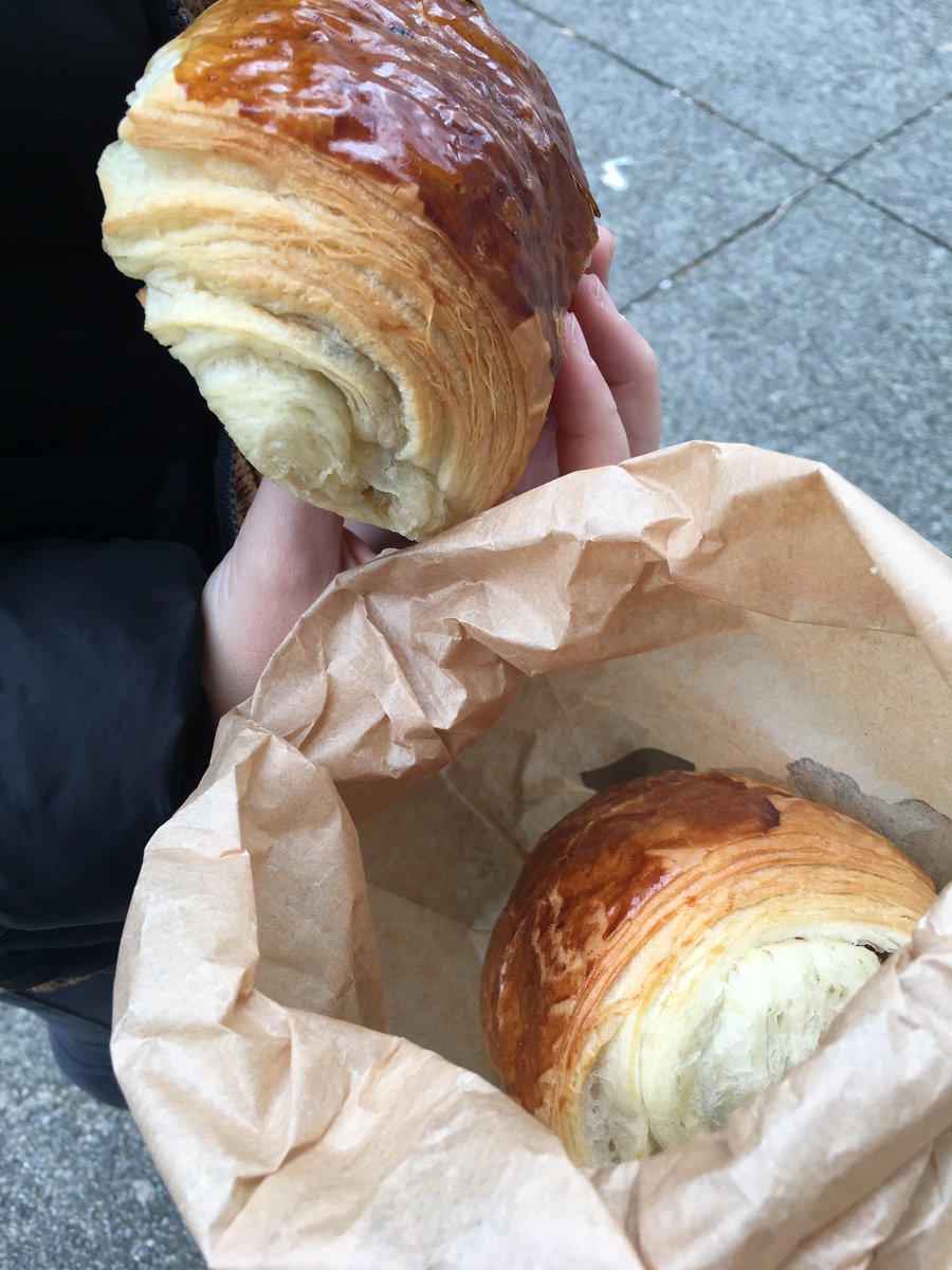 lamaspee1's tweet photo. @ComoCfp Io e la mia compagna @GloriaSala13 durante la nostra esperienza #ErasmusPlus #Grenoble ci siamo innamorate dei famosissimi #painauchocolat Provare per credere! https://t.co/LOjPn9EtOW